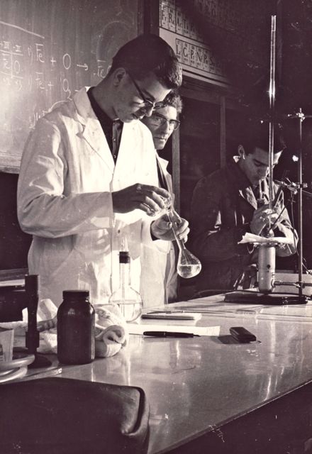 Een tiende van een seconde later werd duidelijk waarom je bepaalde stoffen chemisch beter niet mengde. Maar daar is geen foto van.